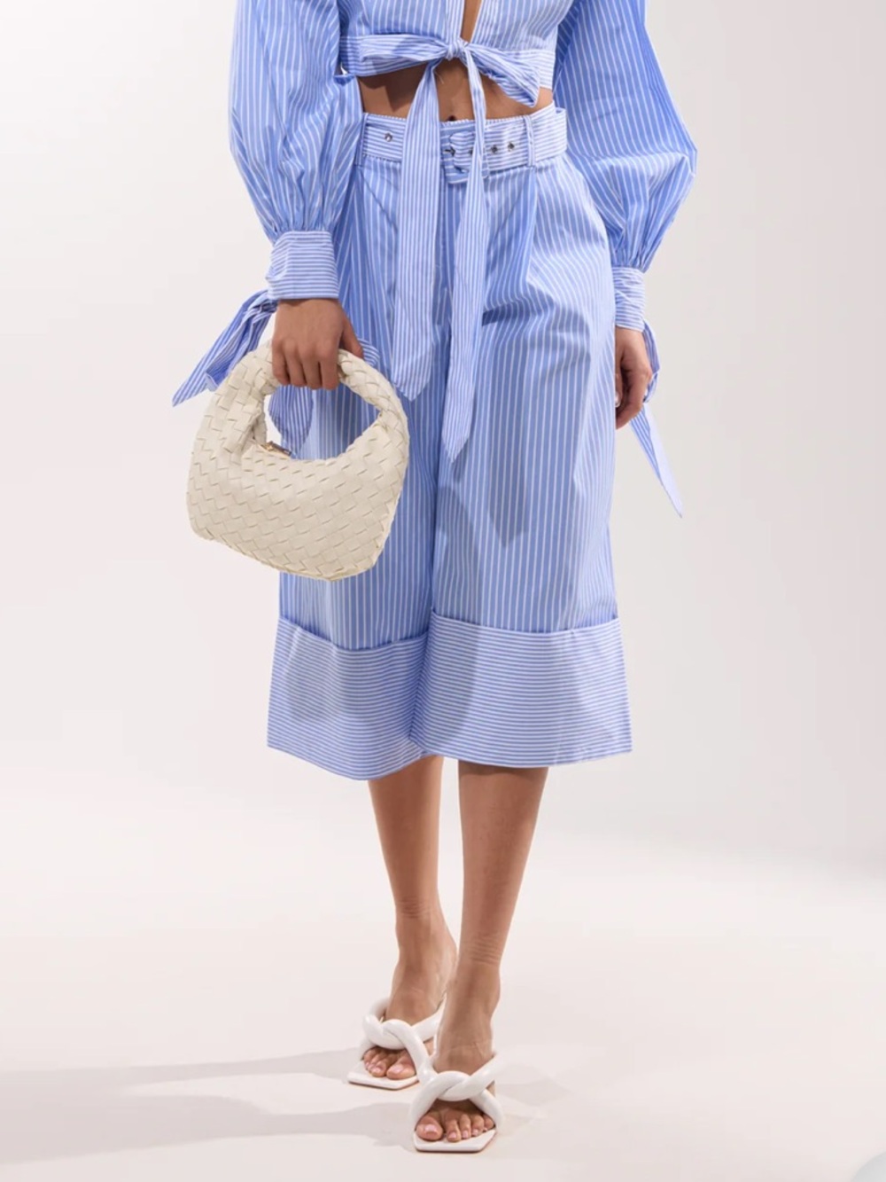 Akira Under Stripe Cuffed Long Shorts L